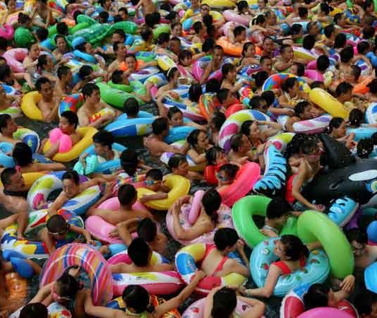 China Swelters 40 degree Weather Talk Cock Sing Song
