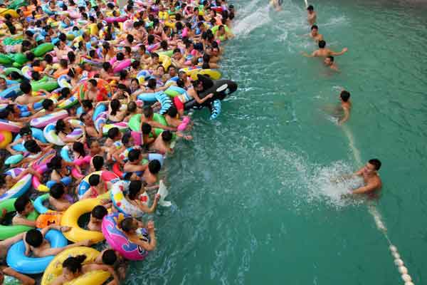 China Swelters 40 degree Weather Talk Cock Sing Song