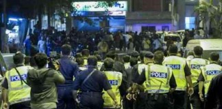 Three Injured in Low Yat Plaza Riot Talk Cock Sing Song